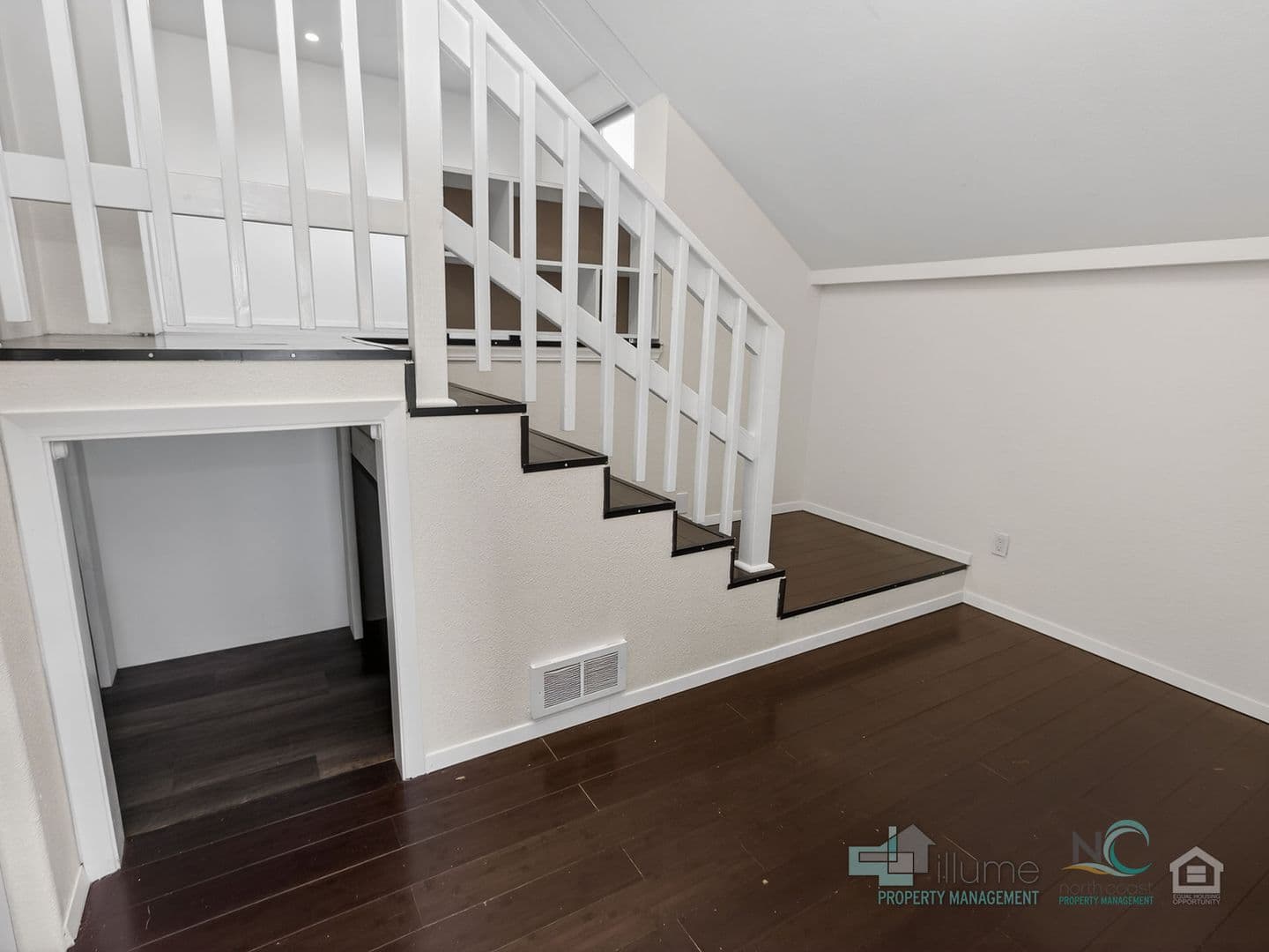 Seaside Apartment: 849 1st Ave