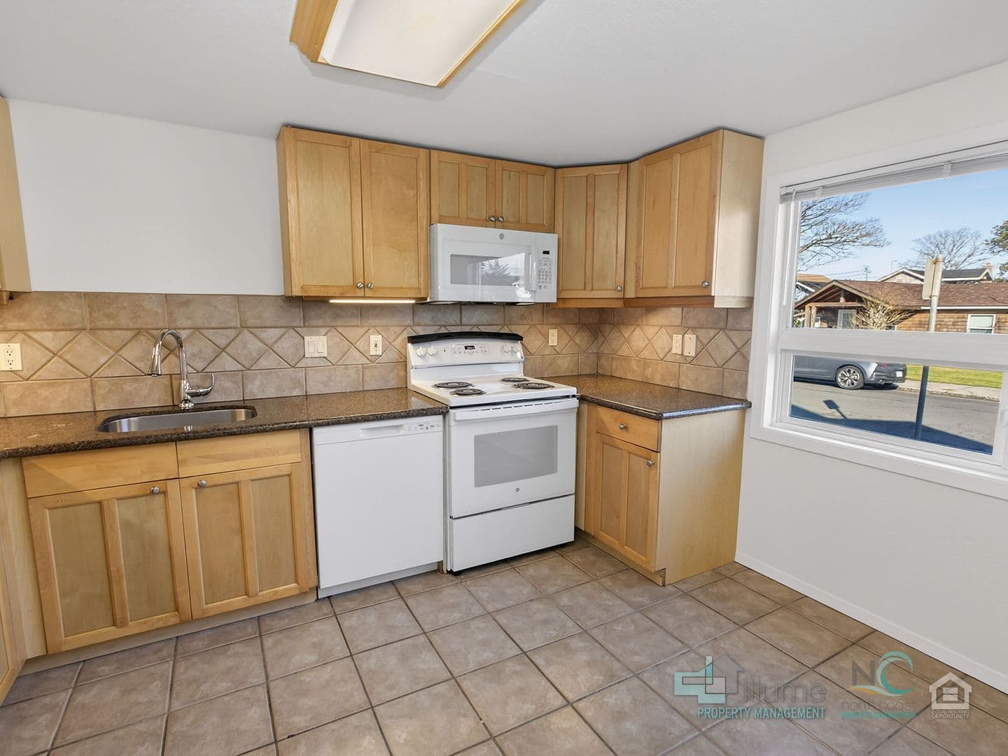 Seaside Apartment: 849 1st Ave