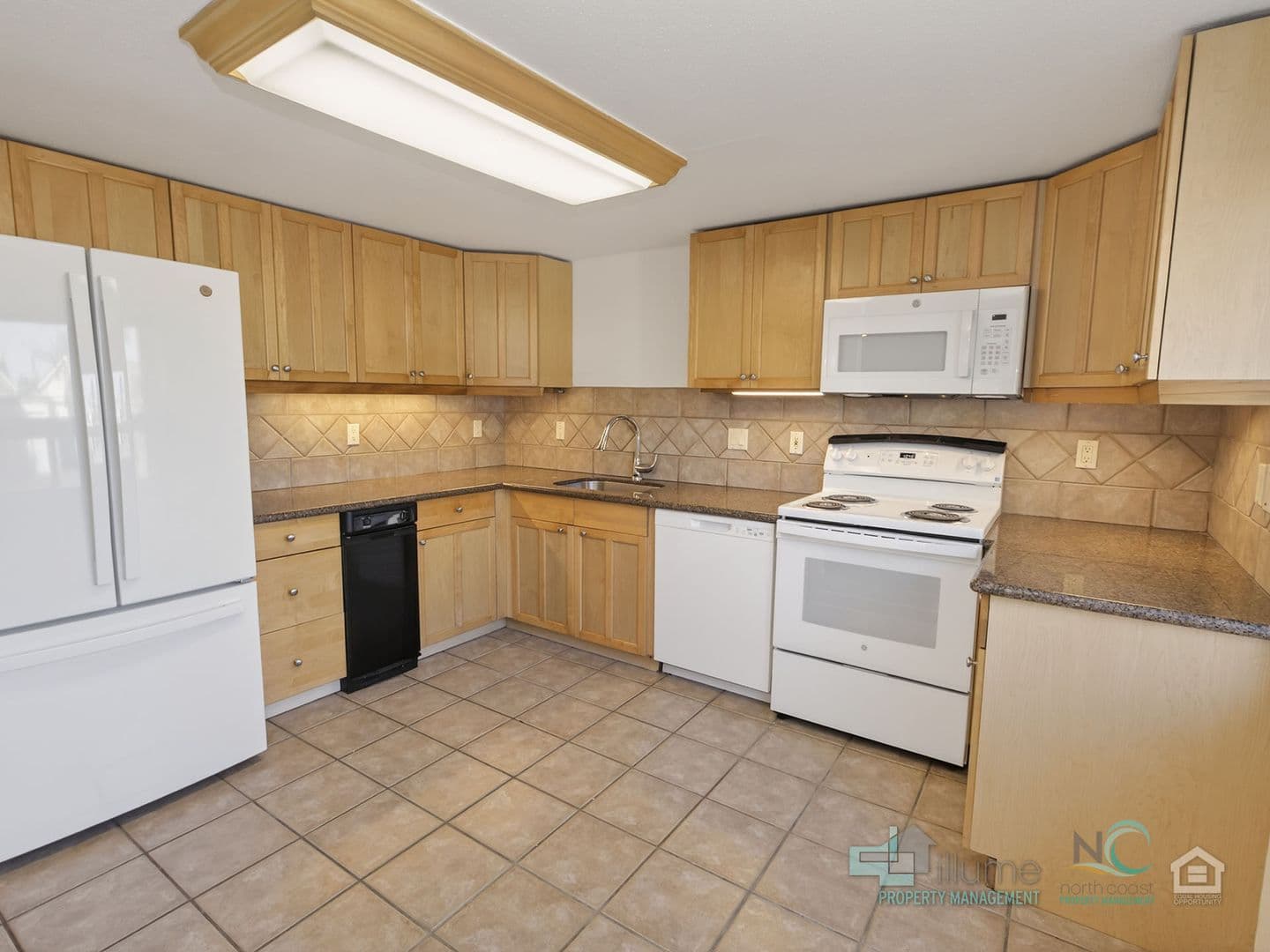 Seaside Apartment: 849 1st Ave