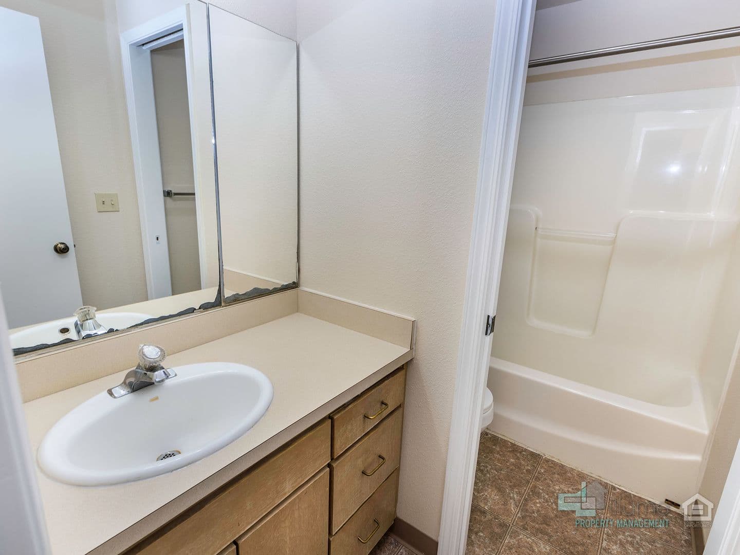 Salem Apartment: 3489 - 3493 Hawthorne Ave. NE