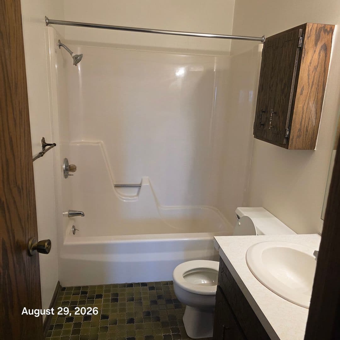 Owatonna Apartment: 1999 Hartle Ave.
