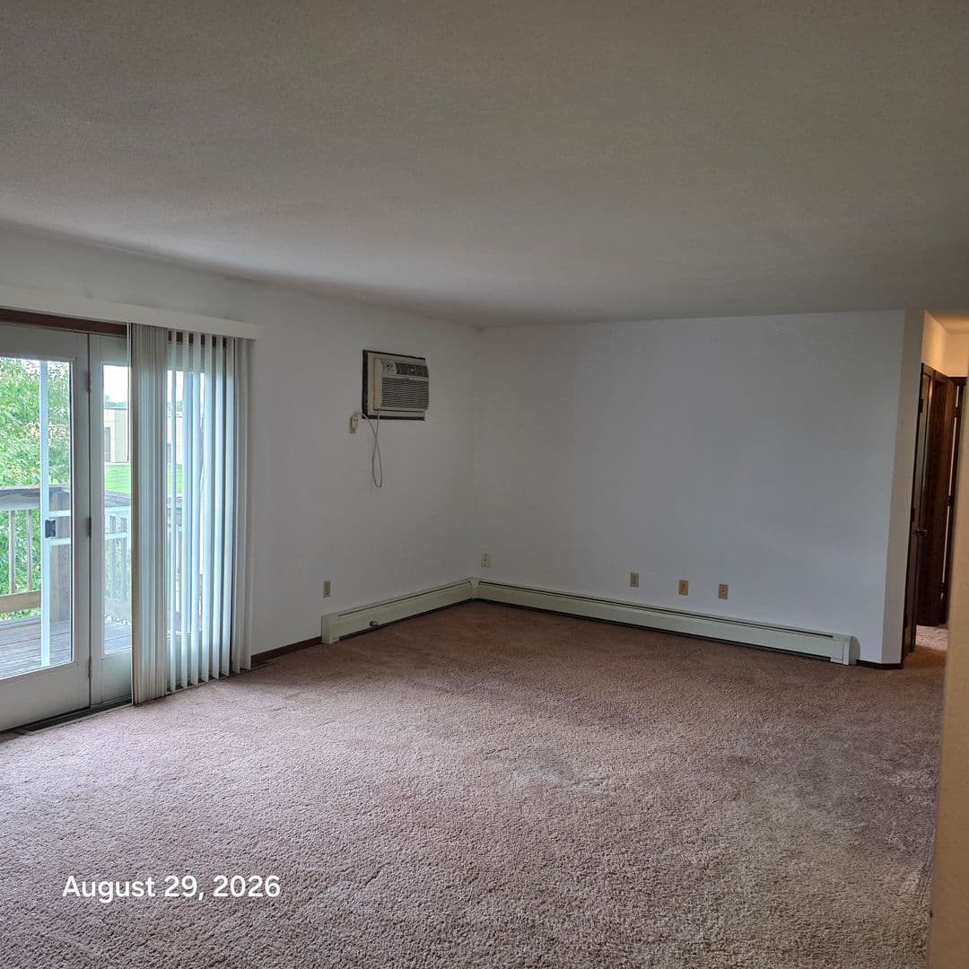 Owatonna Apartment: 1999 Hartle Ave.
