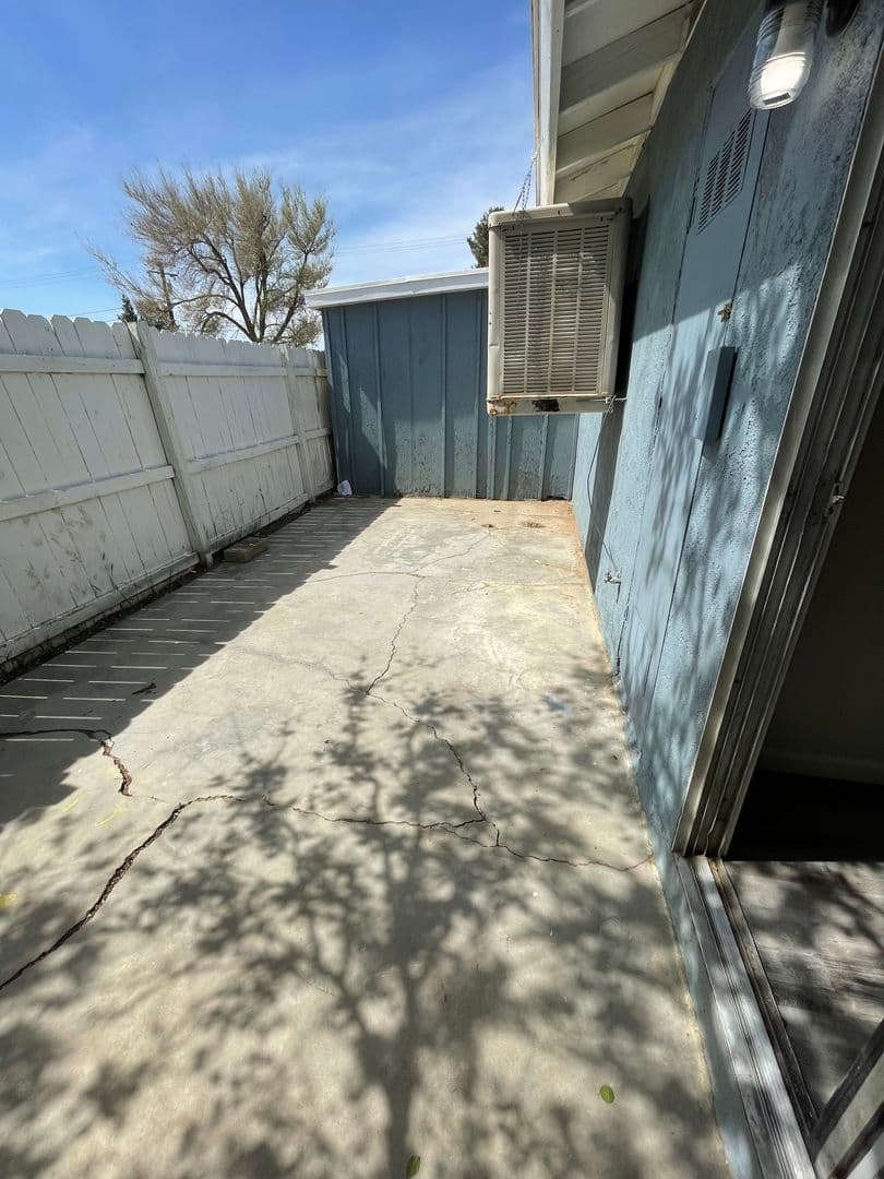 Mojave Apartment: 15965 M St.