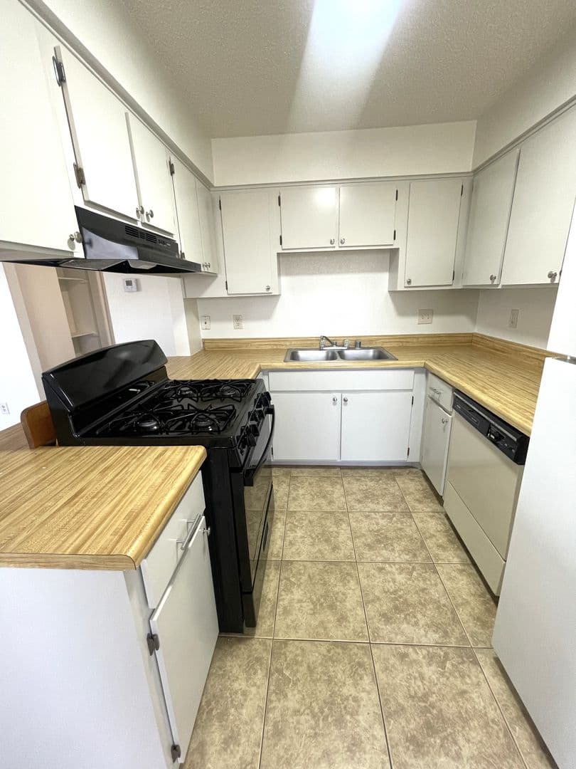 California City Apartment: 10940 Jeremy Dr.