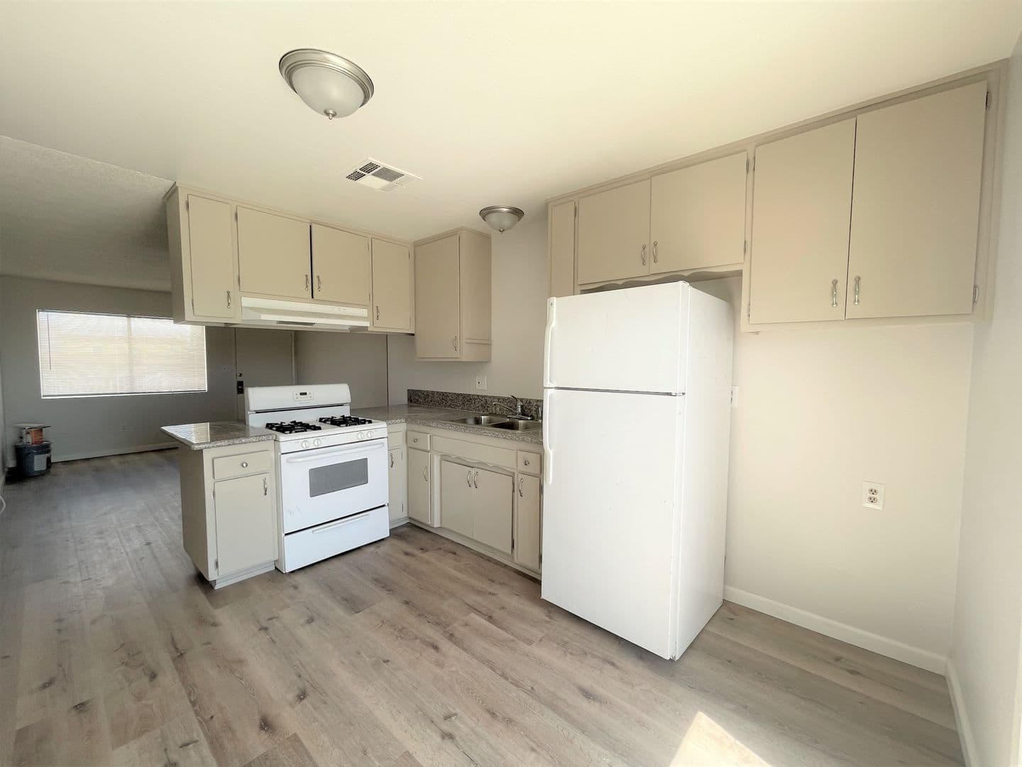 Mojave Apartment: 15965 M St.