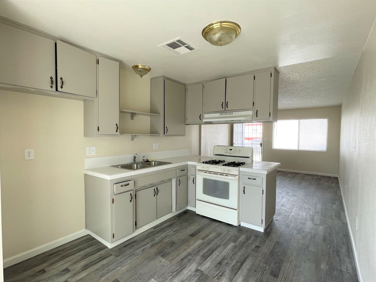 Mojave Apartment: 15965 M St.