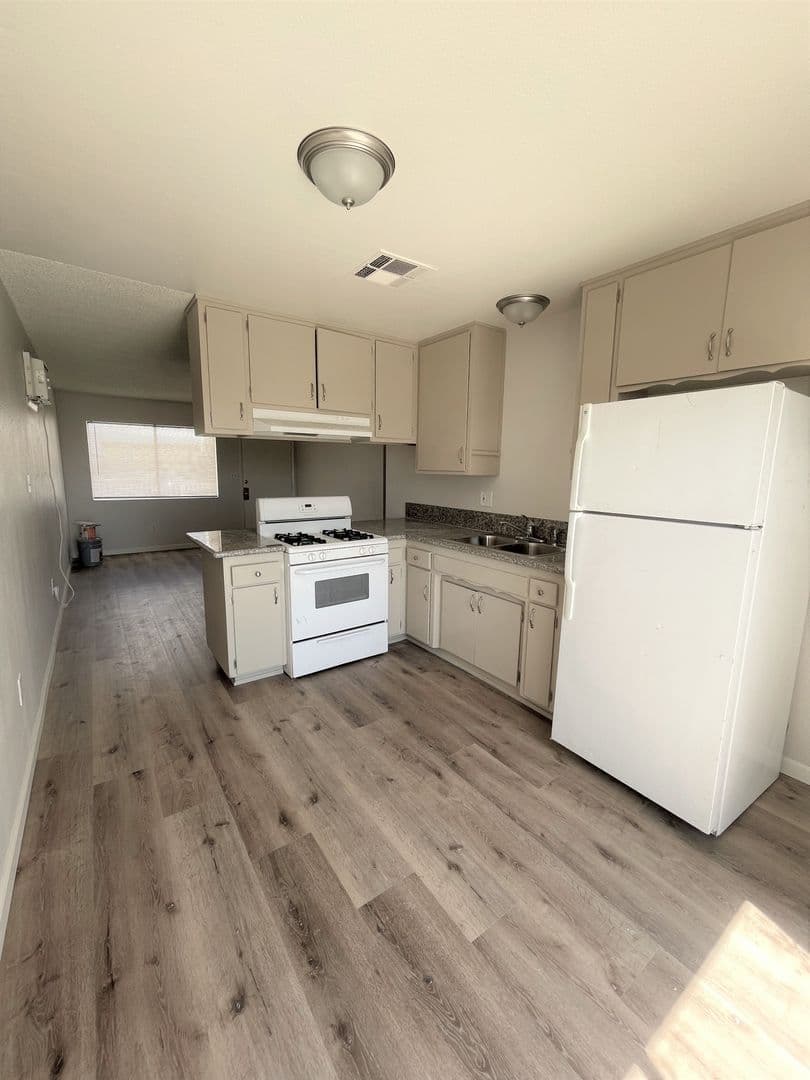 Mojave Apartment: 15965 M St.