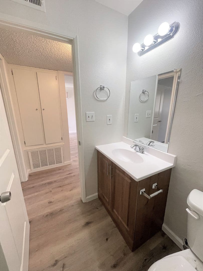 Mojave Apartment: 15965 M St.