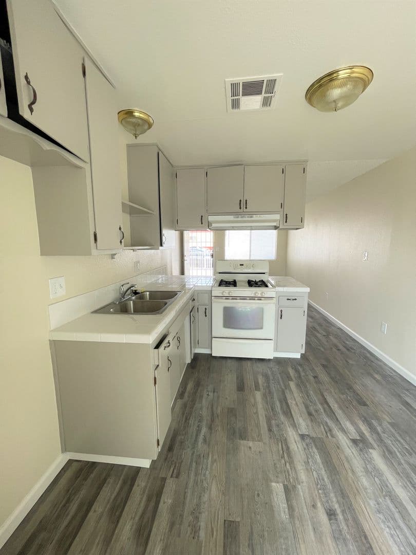 Mojave Apartment: 15965 M St.