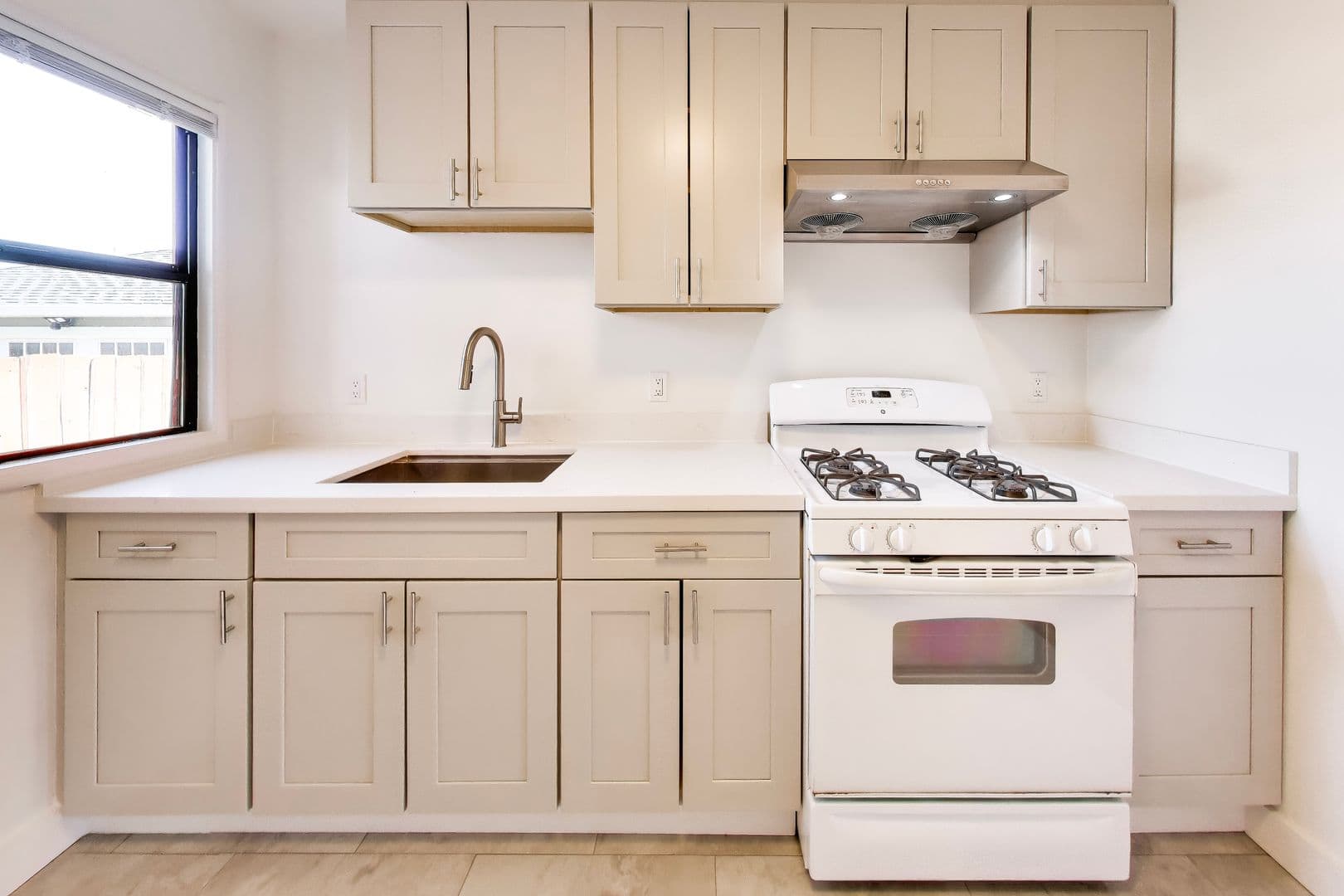 Alameda Apartment: 301-303 Maitland Dr
