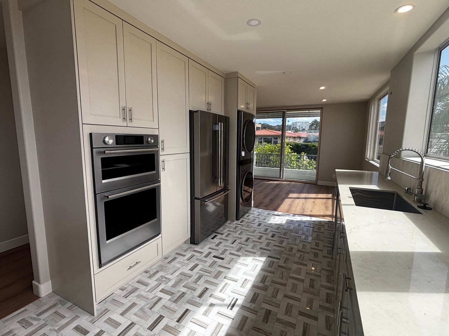 La Jolla Apartment: 344 Prospect St