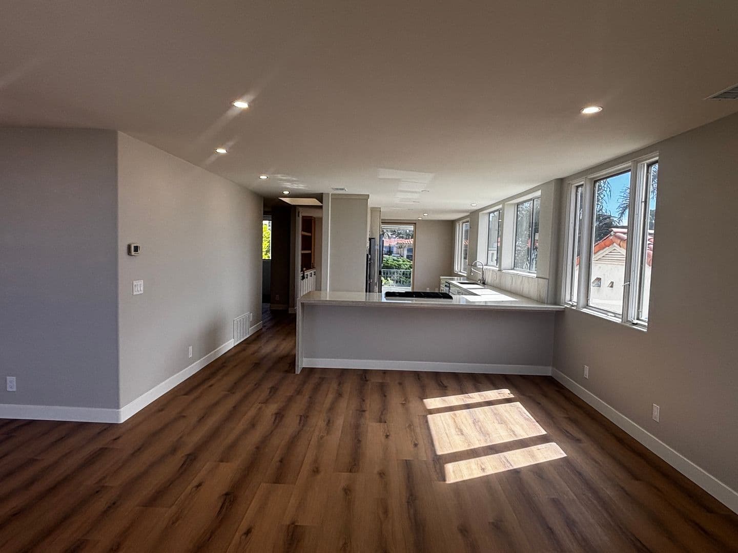 La Jolla Apartment: 344 Prospect St