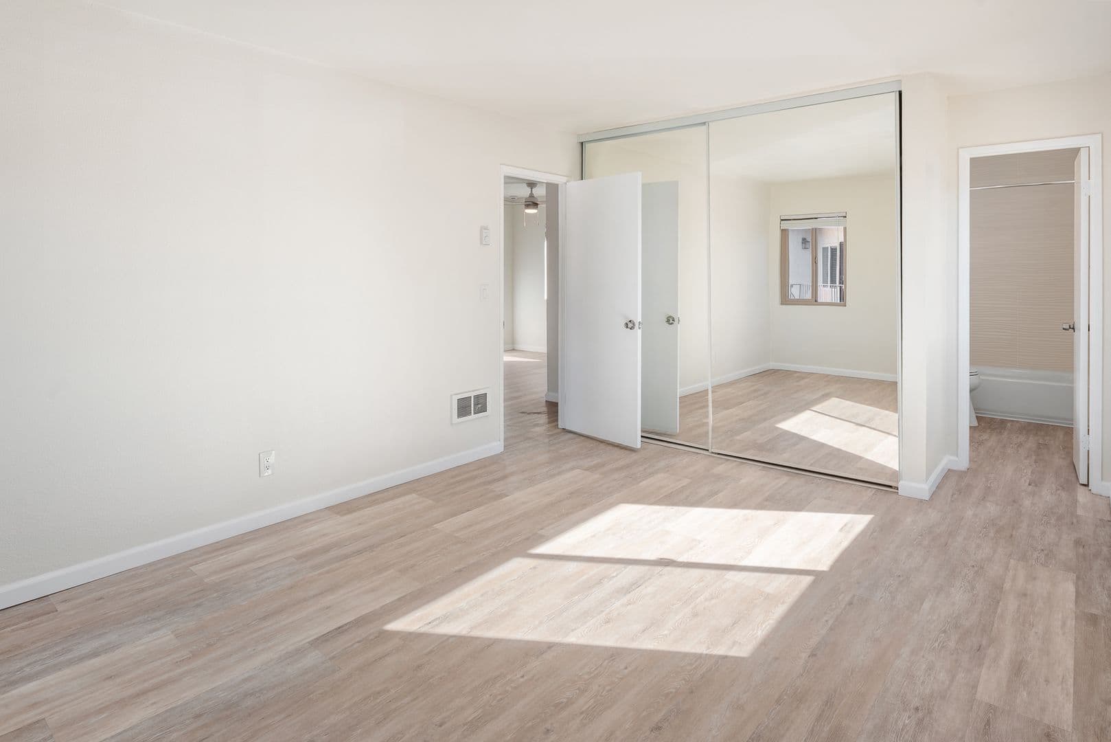 San Diego Apartment: 3736 Jemez Dr #6