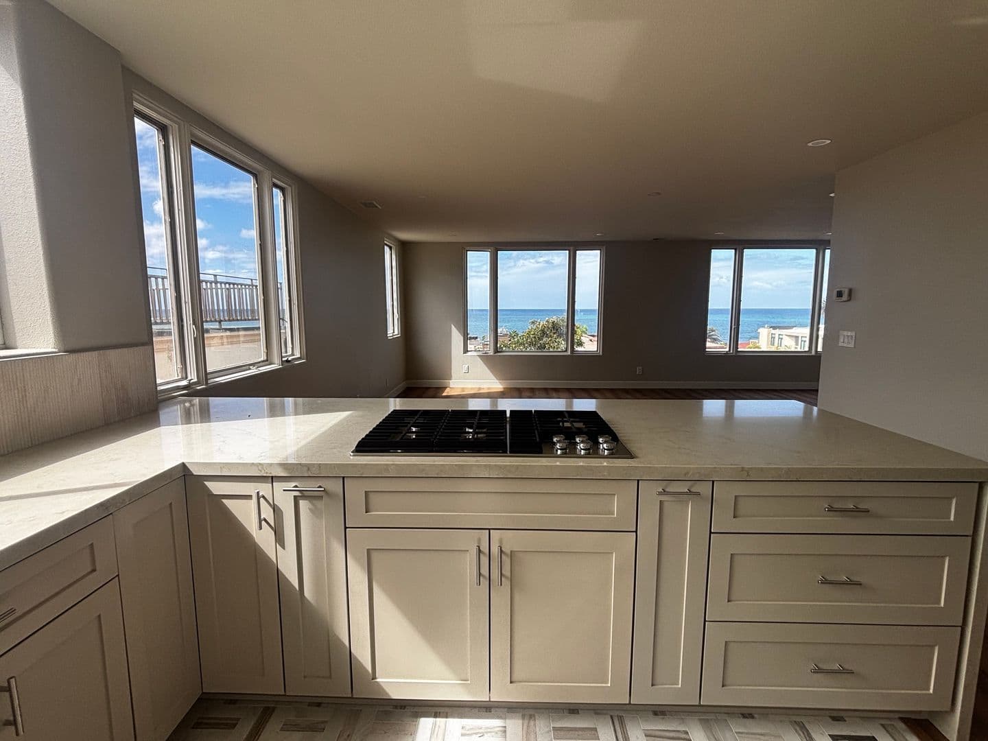 La Jolla Apartment: 344 Prospect St