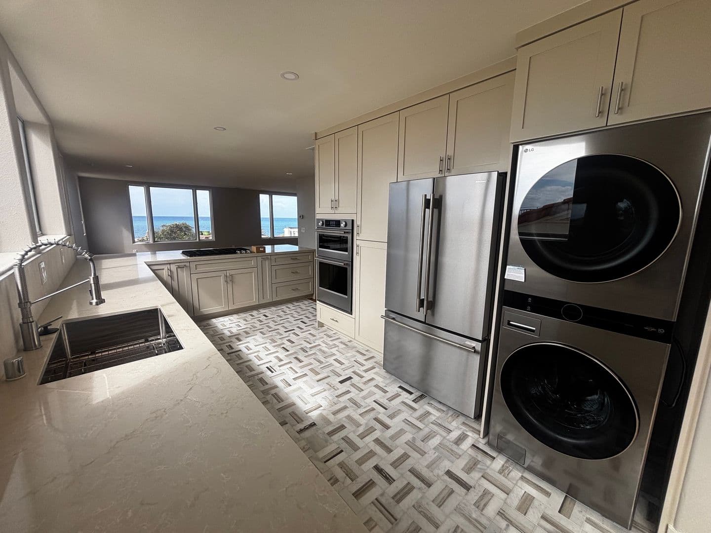 La Jolla Apartment: 344 Prospect St