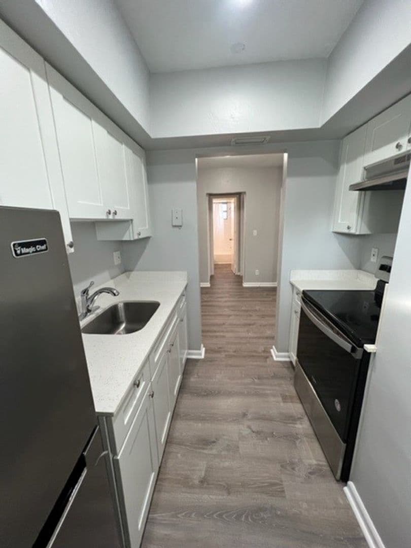 Hollywood Apartment: 2822 Van Buren Street