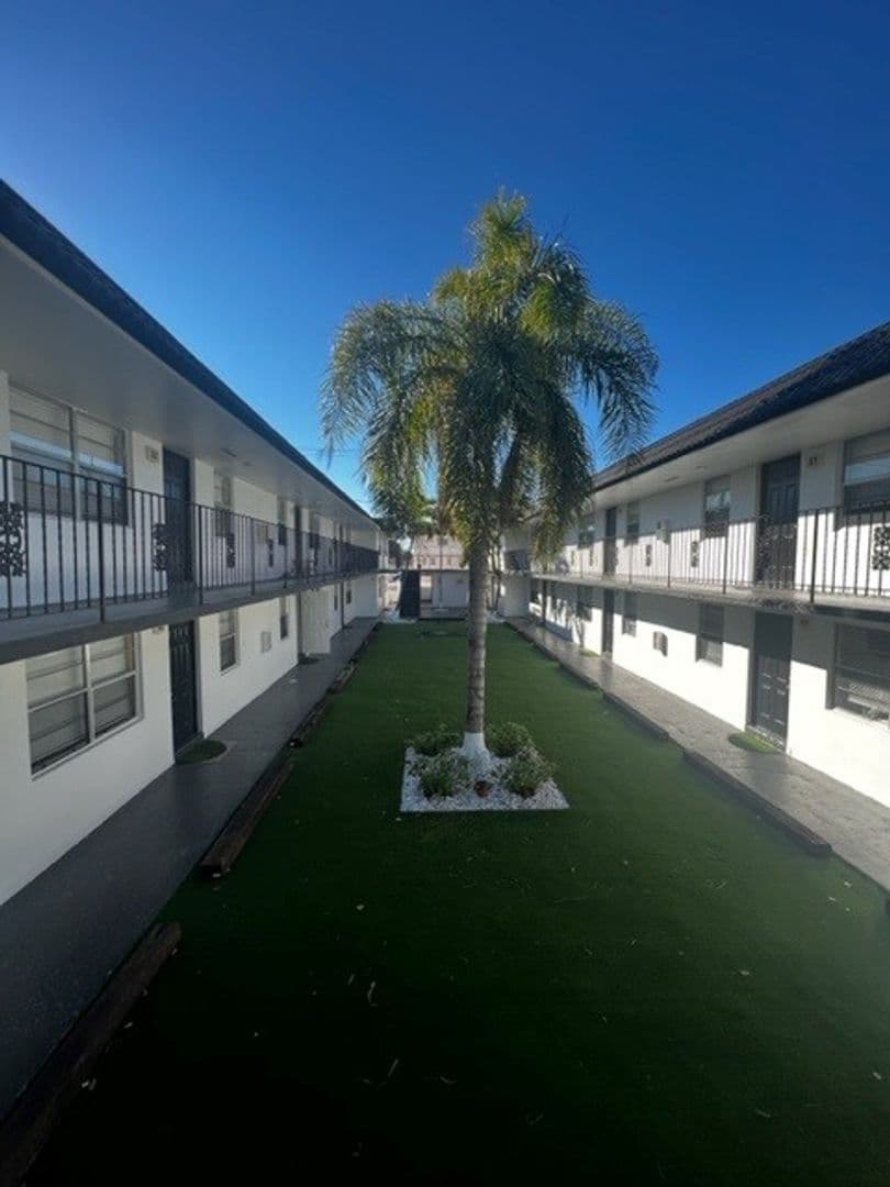 Hollywood Apartment: 2500 Johnson Street