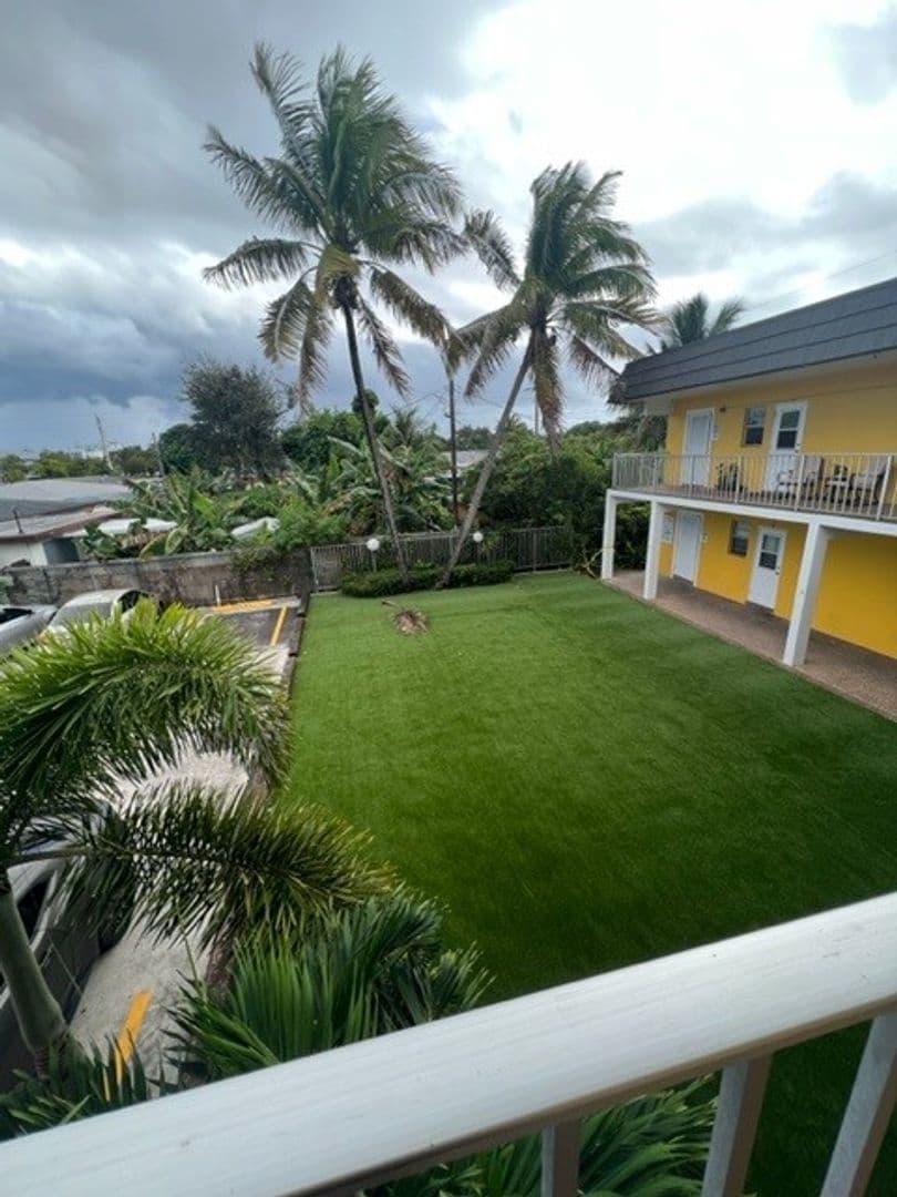 Hollywood Apartment: 2822 Van Buren Street