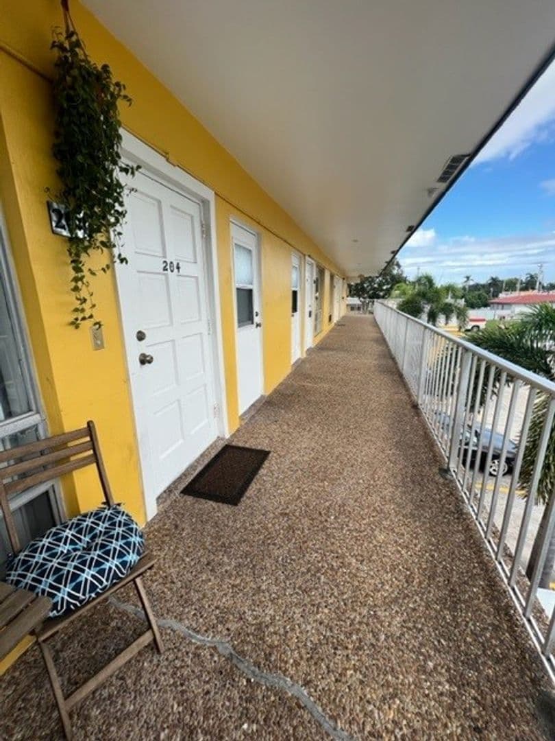 Hollywood Apartment: 2822 Van Buren Street
