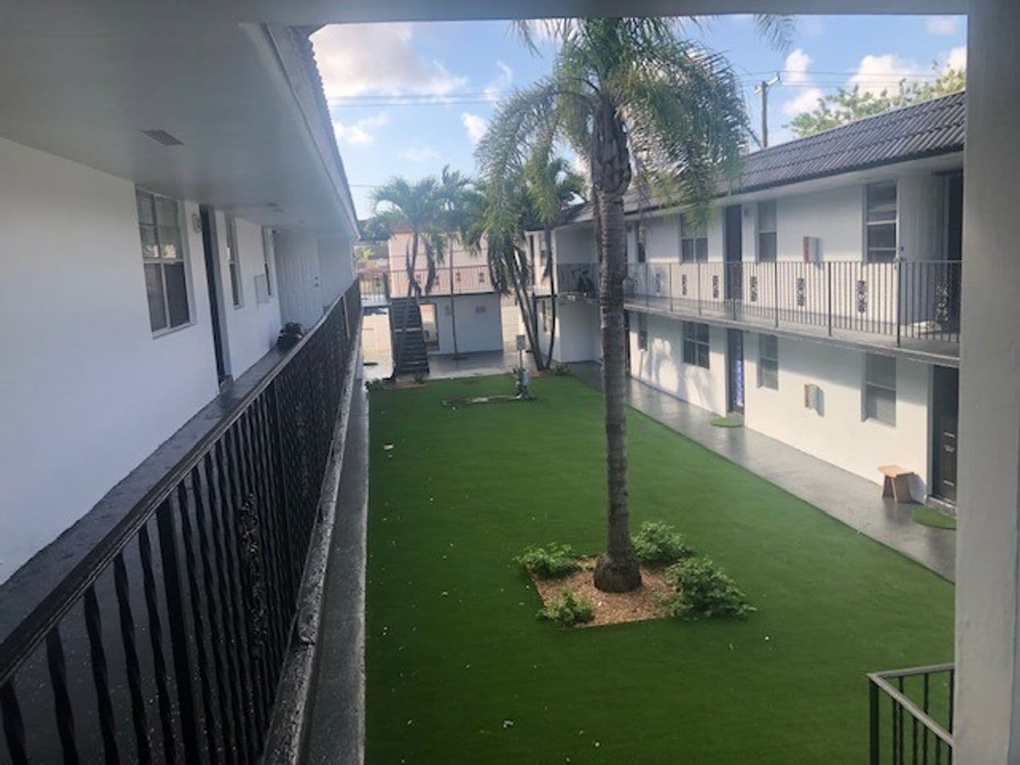 Hollywood Apartment: 2500 Johnson Street