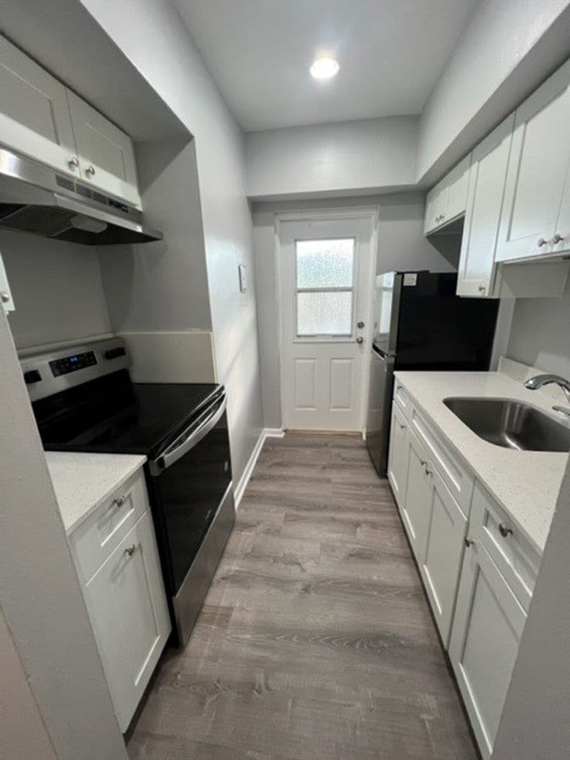 Hollywood Apartment: 2822 Van Buren Street
