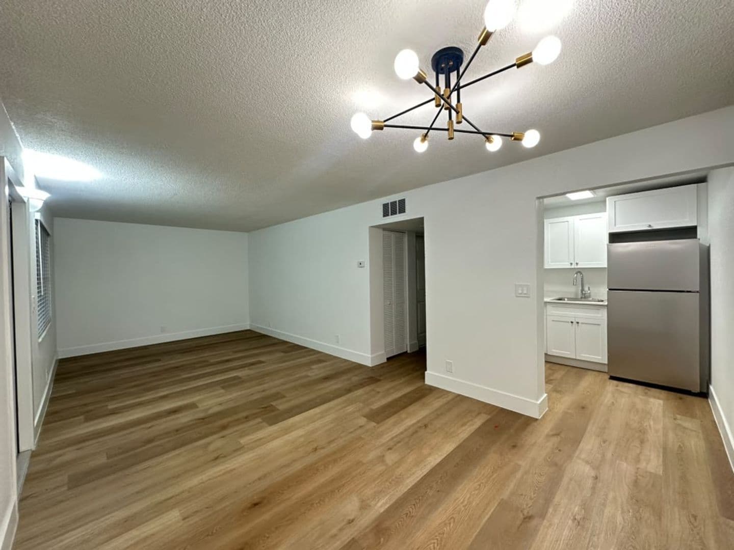 Hollywood Apartment: 2500 Johnson Street