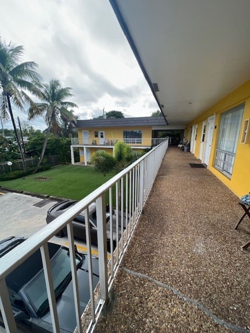 Hollywood Apartment: 2822 Van Buren Street