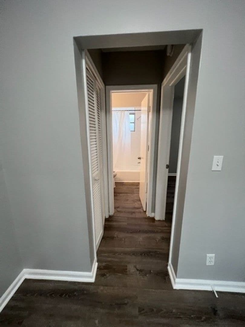 Hollywood Apartment: 2822 Van Buren Street