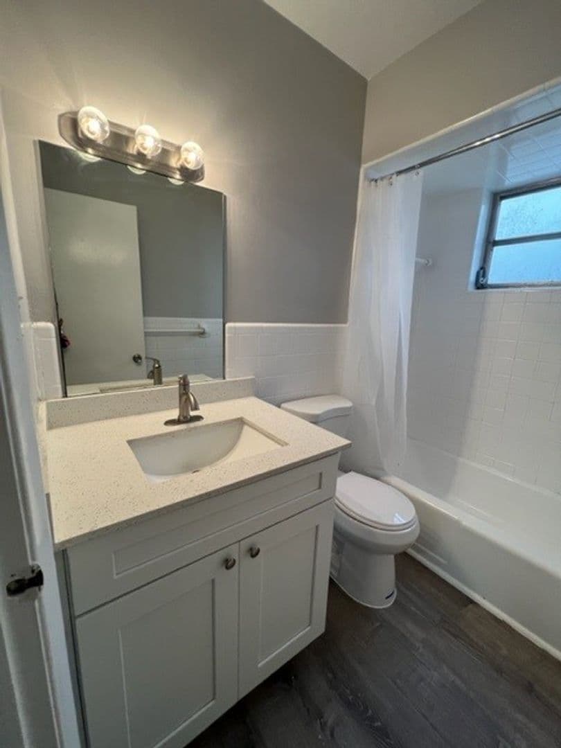 Hollywood Apartment: 2822 Van Buren Street