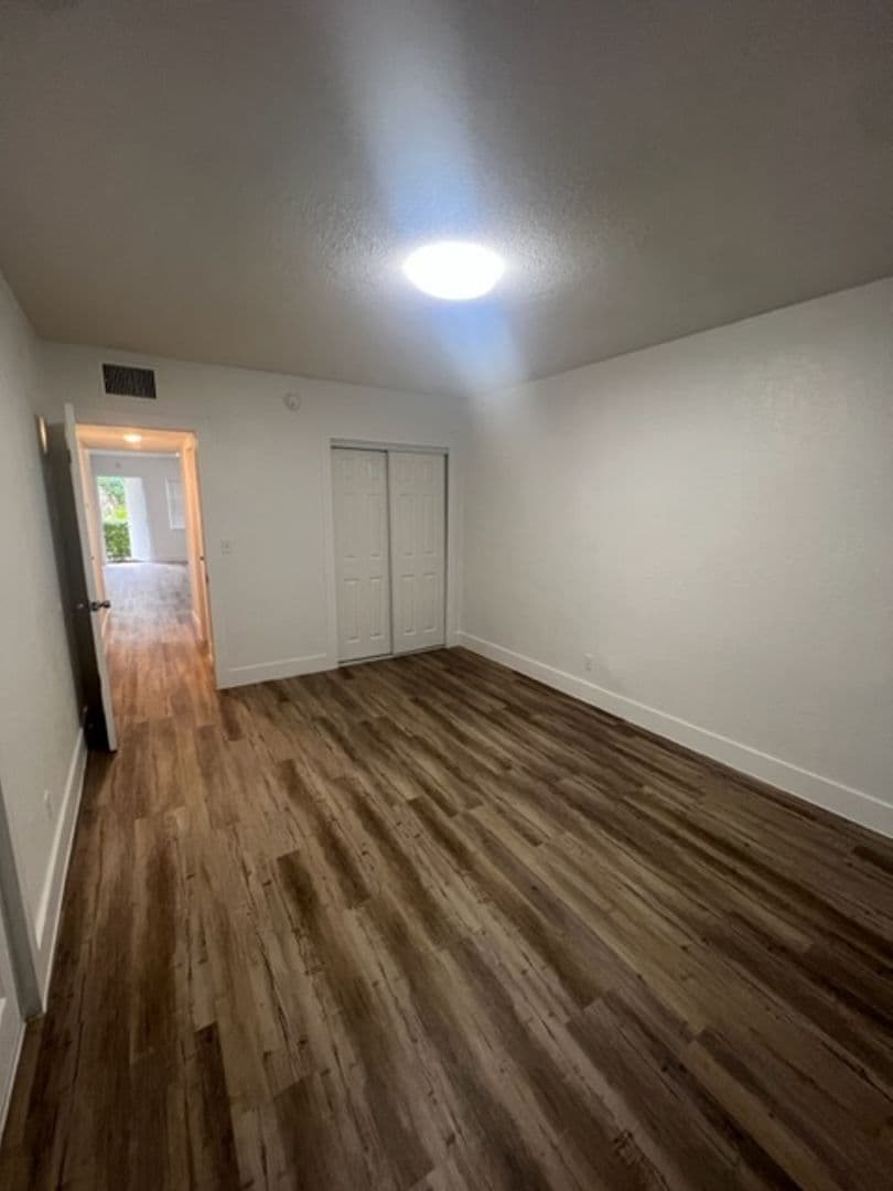 Hollywood Apartment: 1928 Jefferson Street