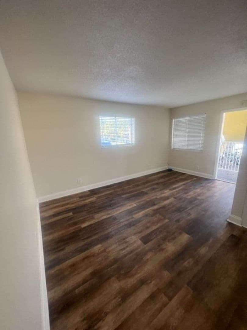 Hollywood Apartment: 2325-2331 Arthur St