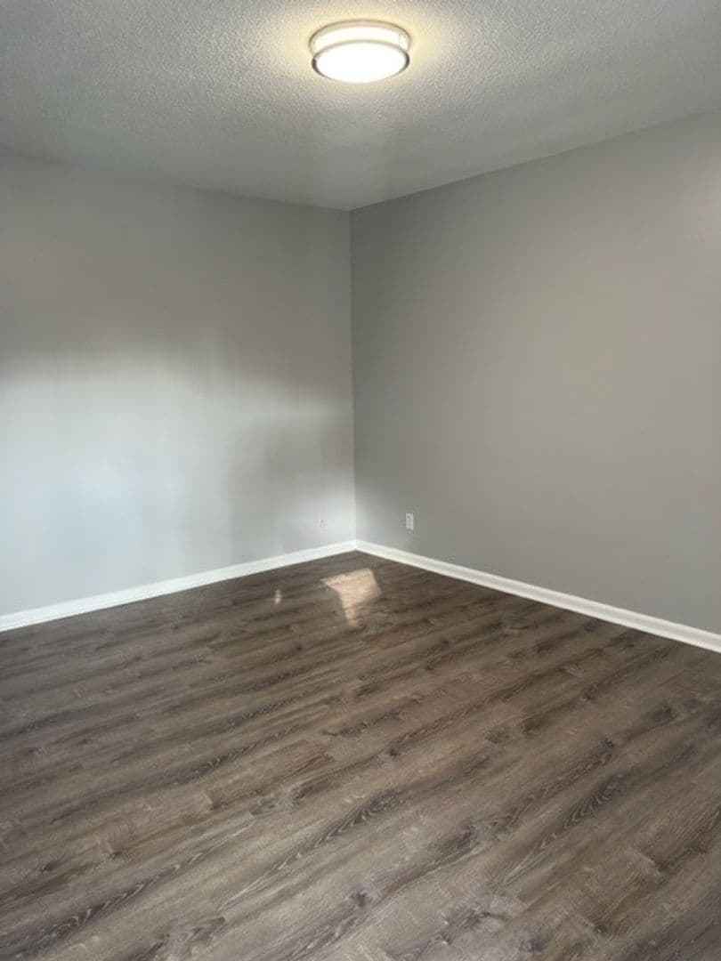 Hollywood Apartment: 2822 Van Buren Street