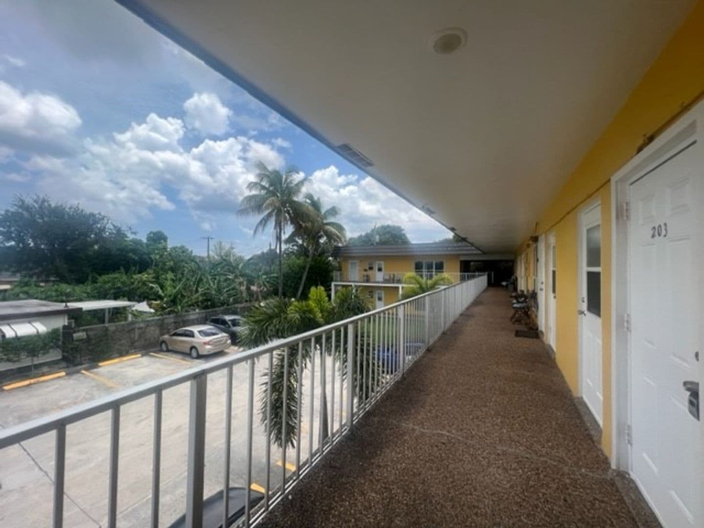 Hollywood Apartment: 2822 Van Buren Street