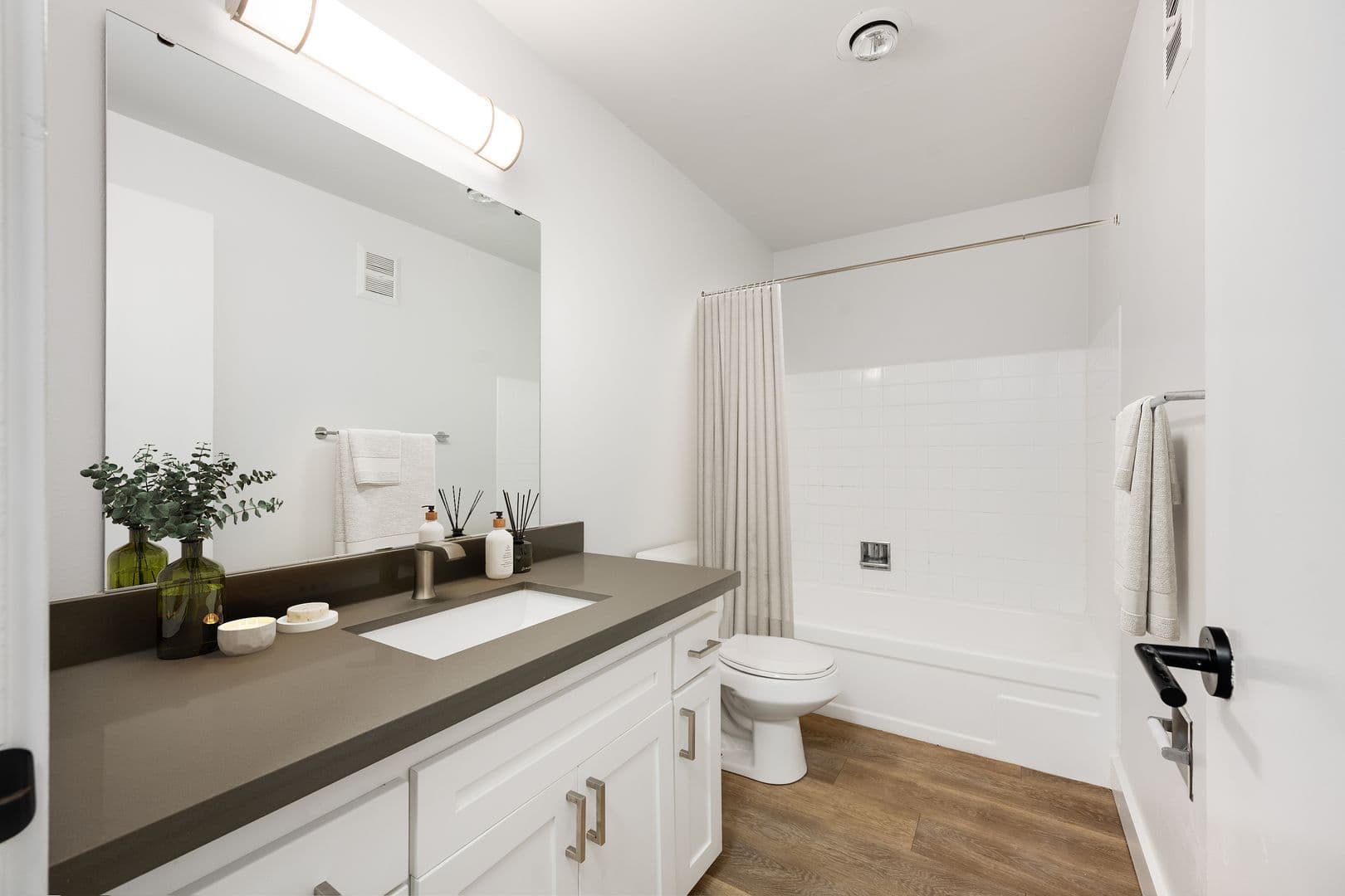 Seattle Apartment: 10746 16th Ave SW