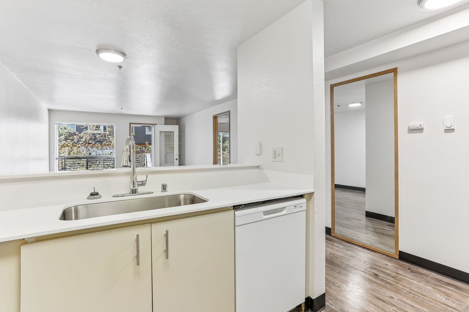 Seattle Apartment: 6700 Roosevelt Way NE