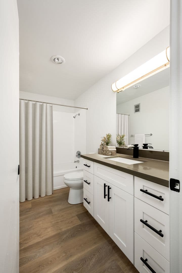 Seattle Apartment: 10746 16th Ave SW