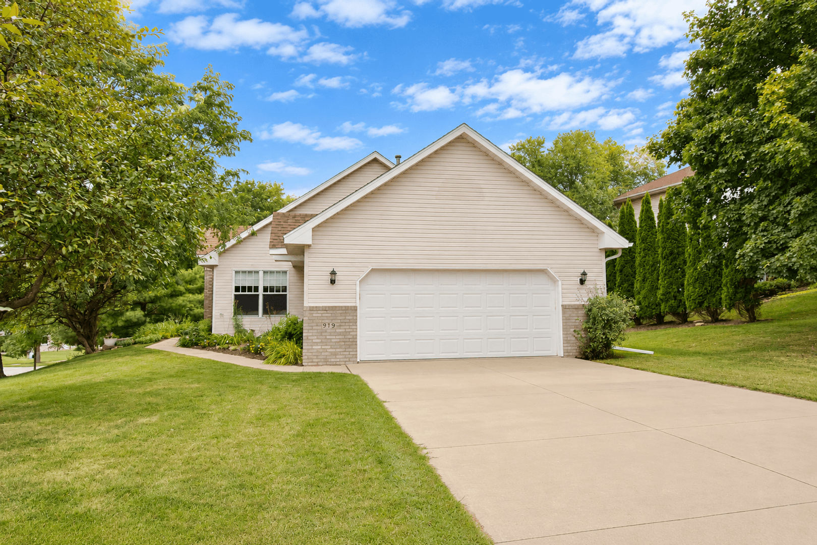 Rochester House: 919 Baird Ln NE