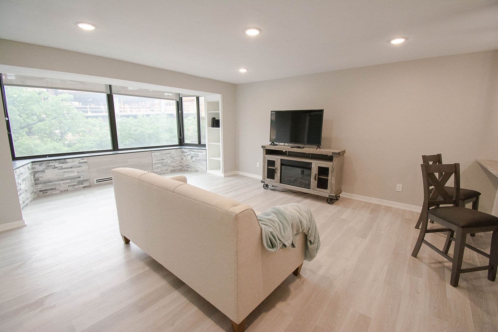 Rochester House: 207 5th Ave SW # 206