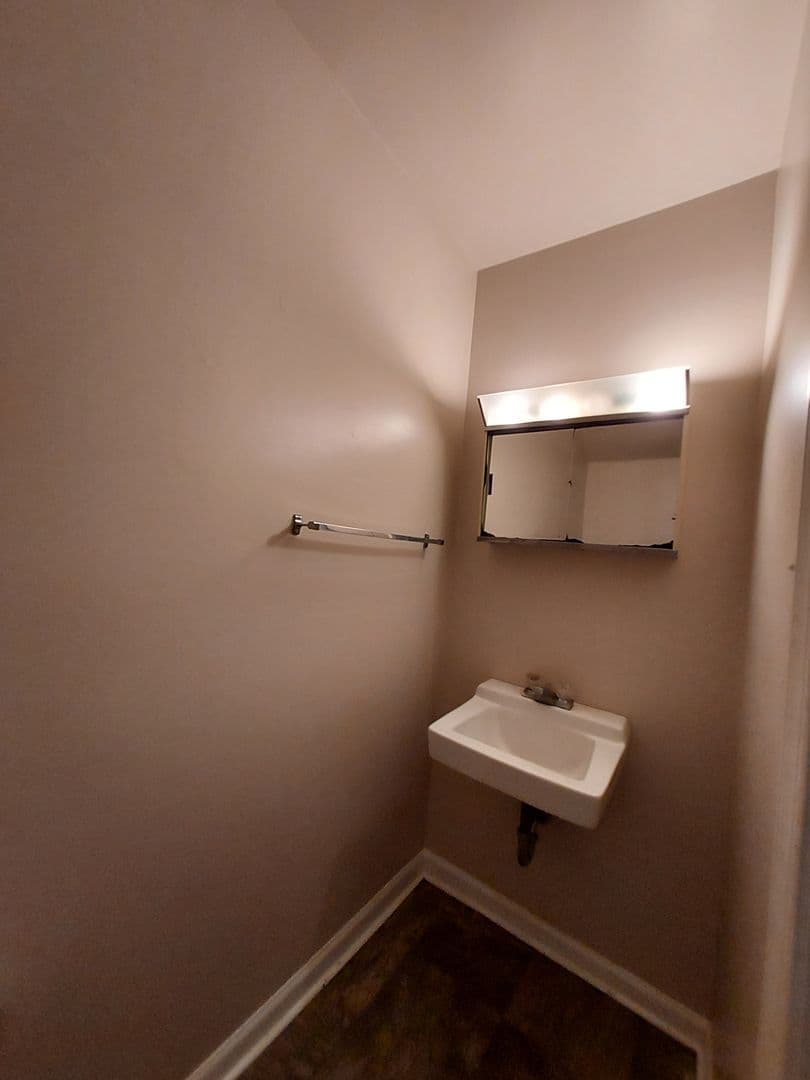 Hopewell Apartment: 1009 Ashland Street