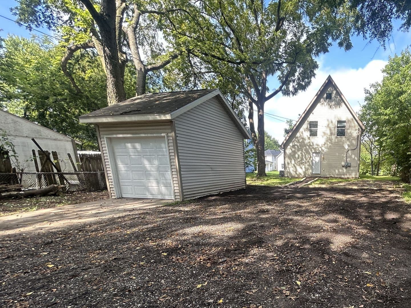 Springfield House: 328 S Yellow Springs St