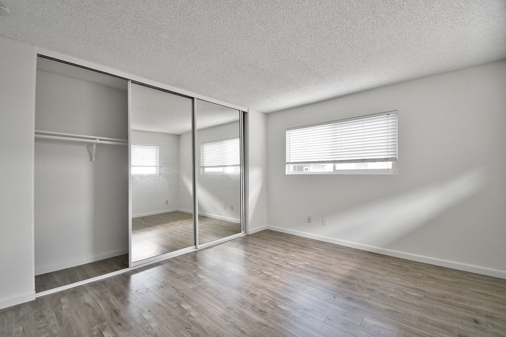 Hermosa Beach Apartment: 682 4th Street