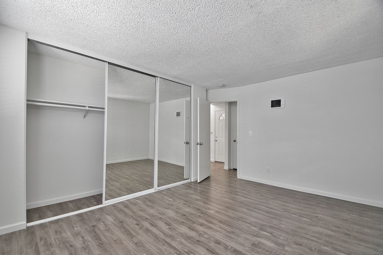 Hermosa Beach Apartment: 682 4th Street