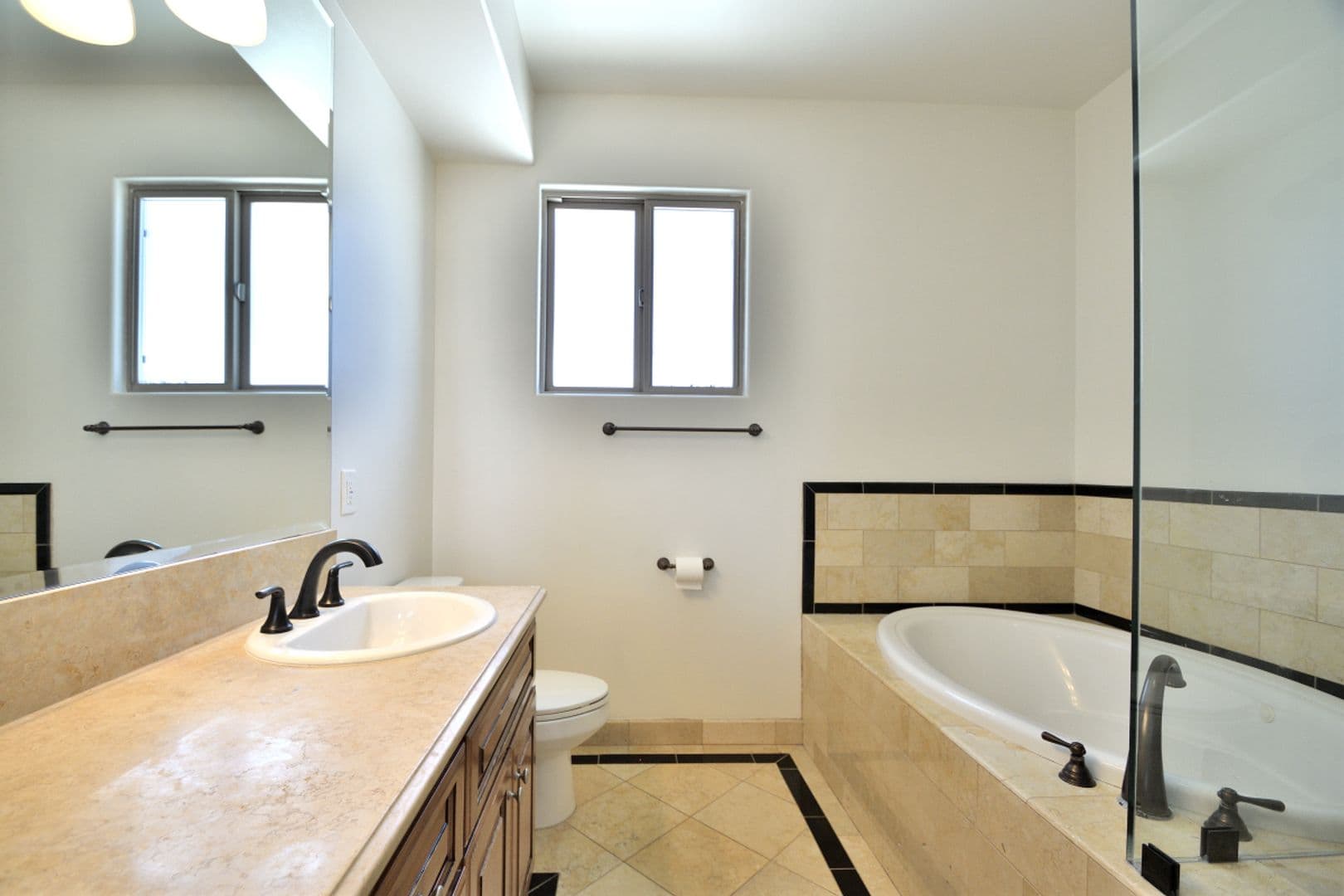 Manhattan Beach Apartment: 1551 Artesia Blvd #3