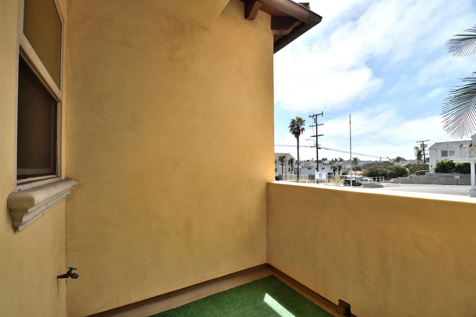 Manhattan Beach Apartment: 1551 Artesia Blvd #3