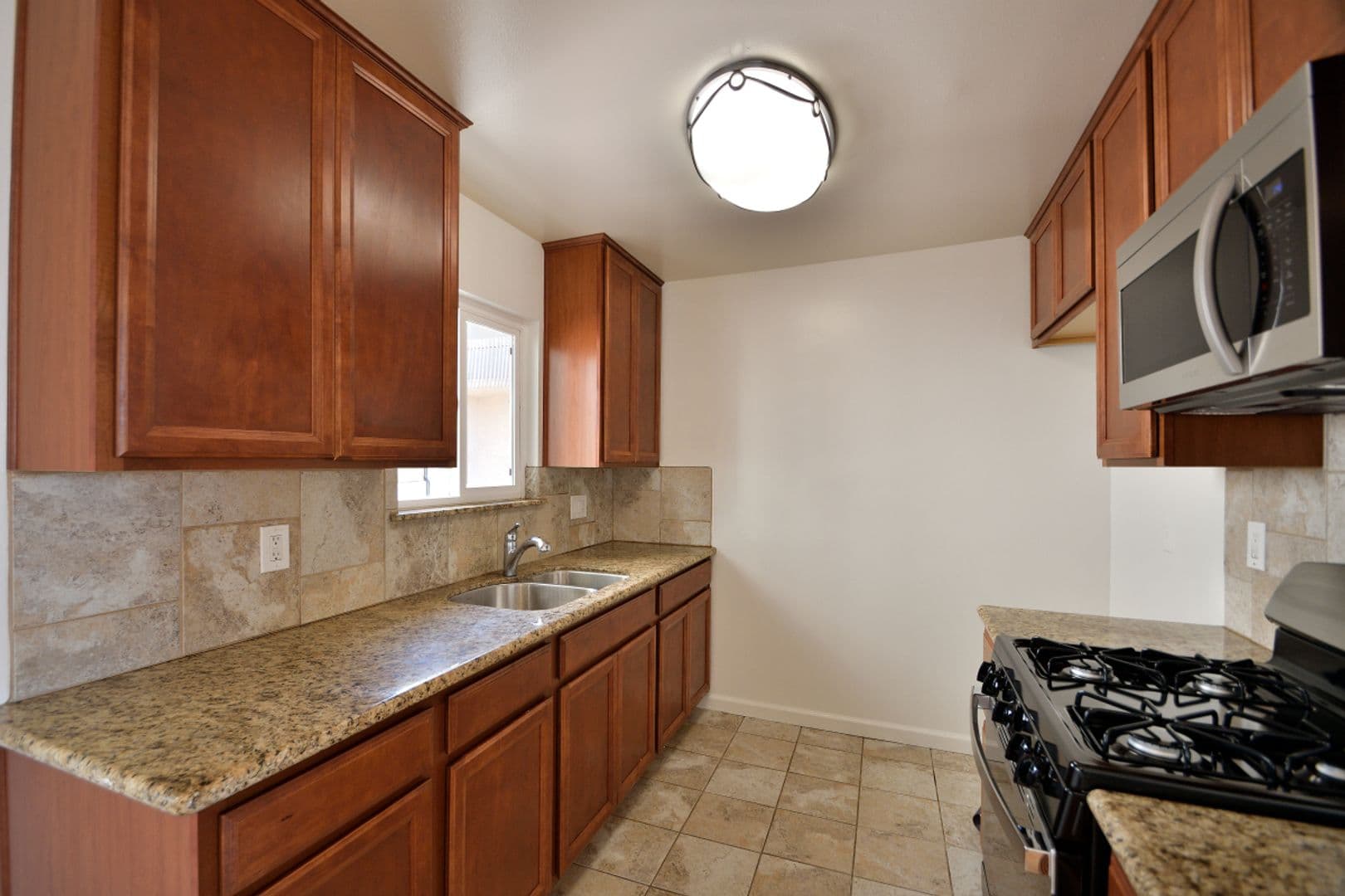 Hermosa Beach Apartment: 950 1st St