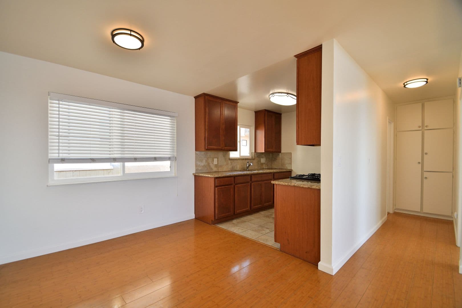 Hermosa Beach Apartment: 950 1st St