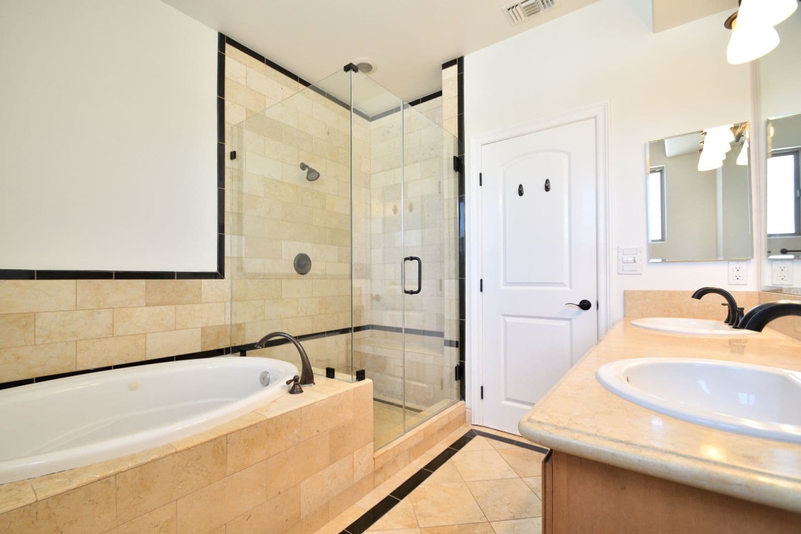 Manhattan Beach Apartment: 1551 Artesia Blvd #3