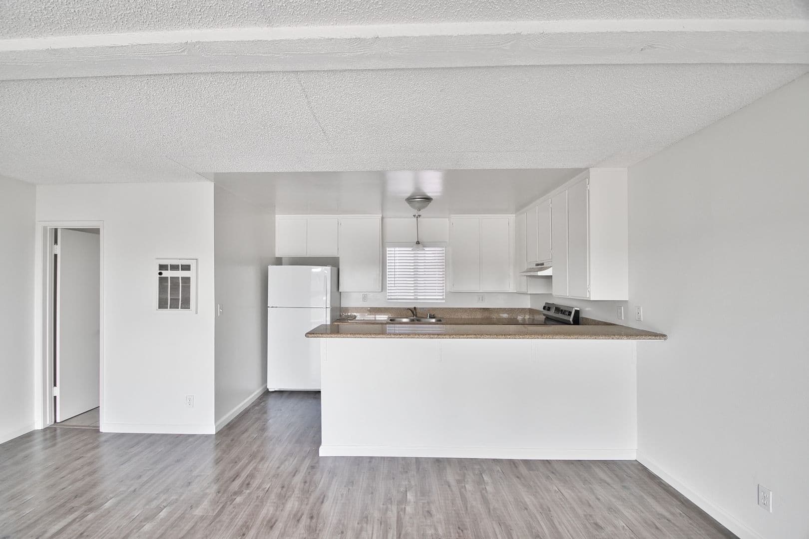 Hermosa Beach Apartment: 682 4th Street