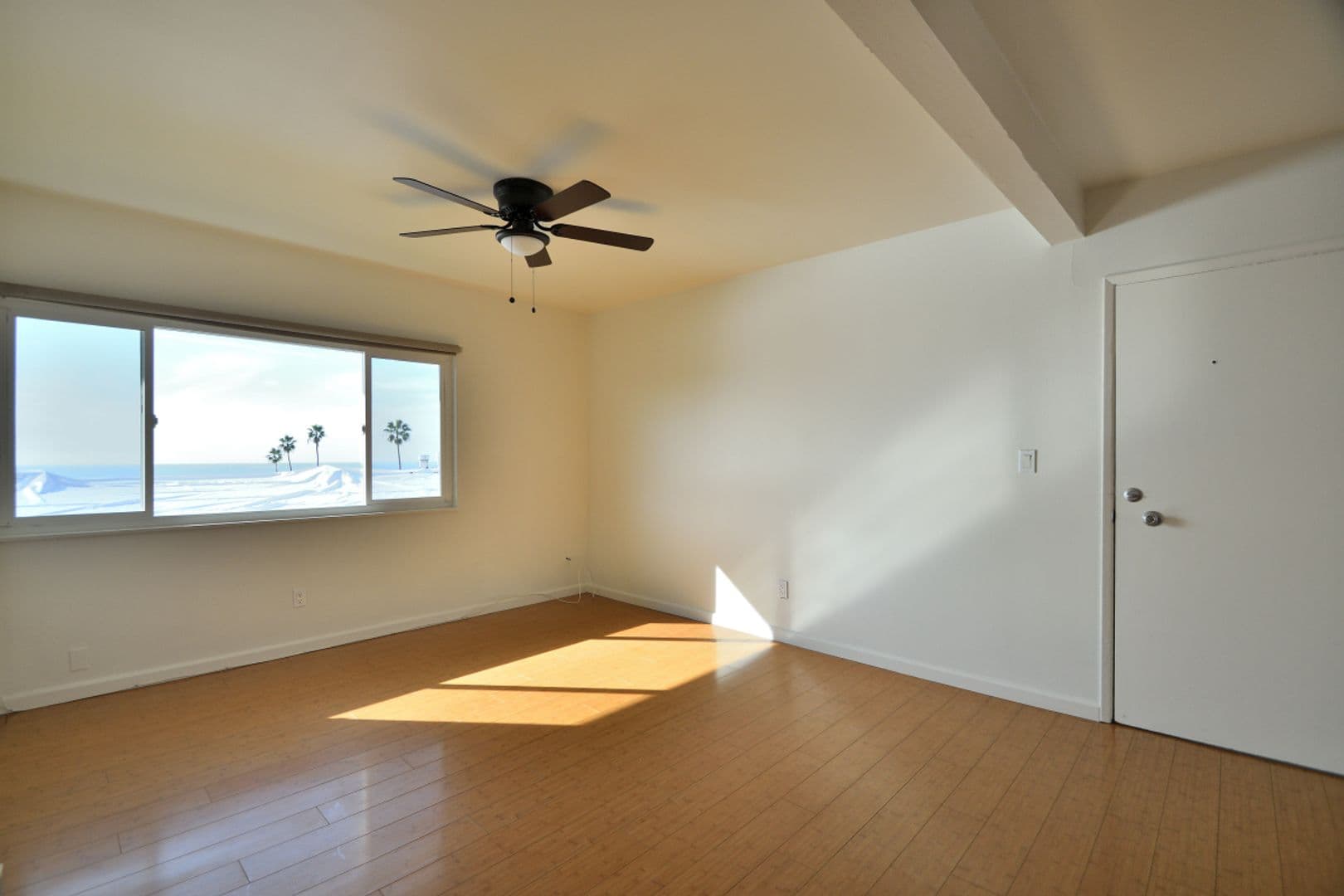 Hermosa Beach Apartment: 950 1st St