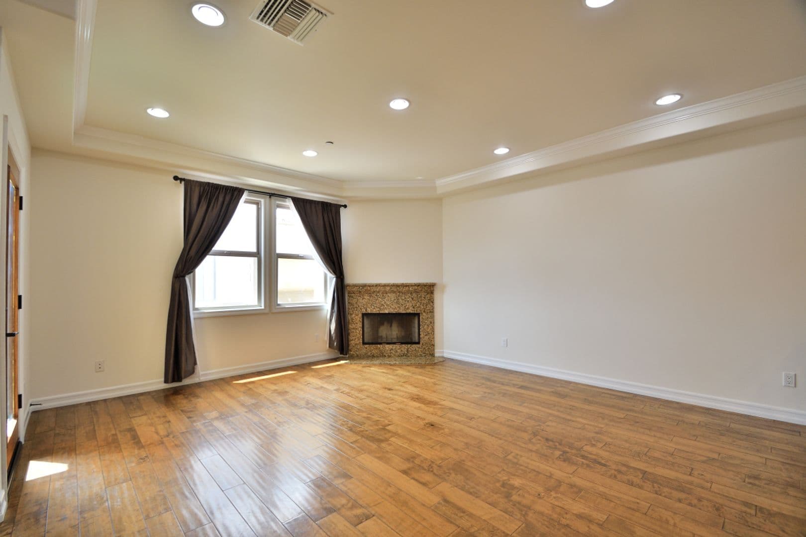 Manhattan Beach Apartment: 1551 Artesia Blvd #3